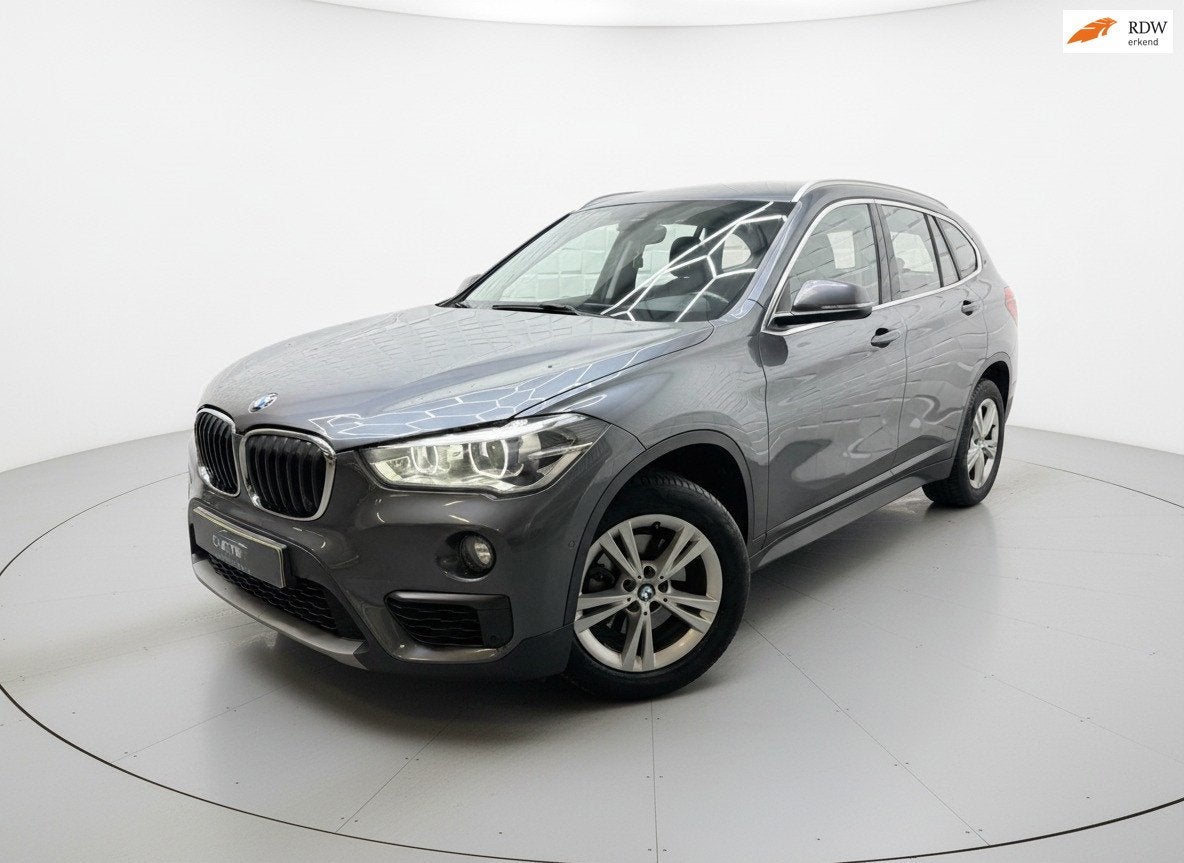 BMW X1 SDrive18i High Executive AUTOMAAT PDC NAVI SFEERVER, Auto's, Gebruikt, 19 km/l, 3 cilinders, 1405 kg