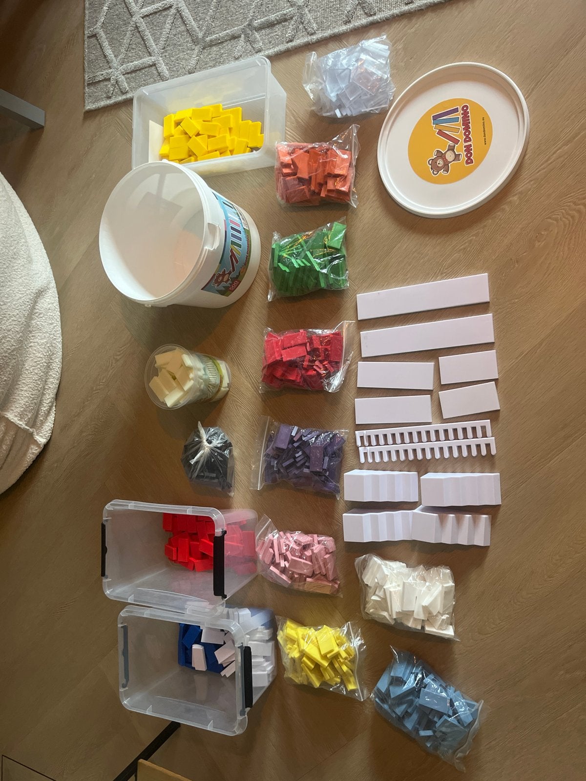 Don Domino dominostenen set met obstakels en opbergbakken, Ophalen of Verzenden, Zo goed als nieuw, Bouwen
