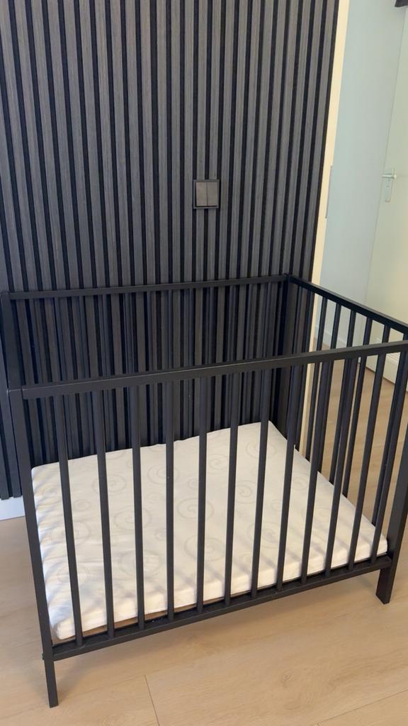 Zwarte baby box inclusief matras, Ophalen, Zo goed als nieuw, Vierkant, In hoogte verstelbaar
