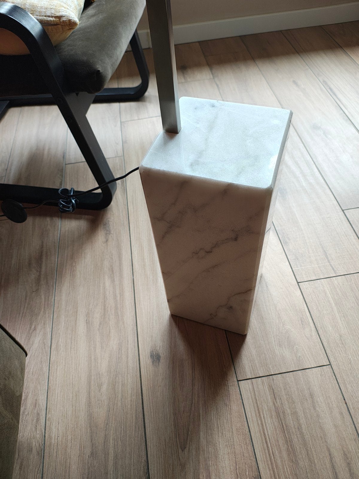 Staande lamp met marmeren sokkel en rode kap, Huis en Inrichting, Ophalen, Gebruikt, Overige materialen, 150 tot 200 cm