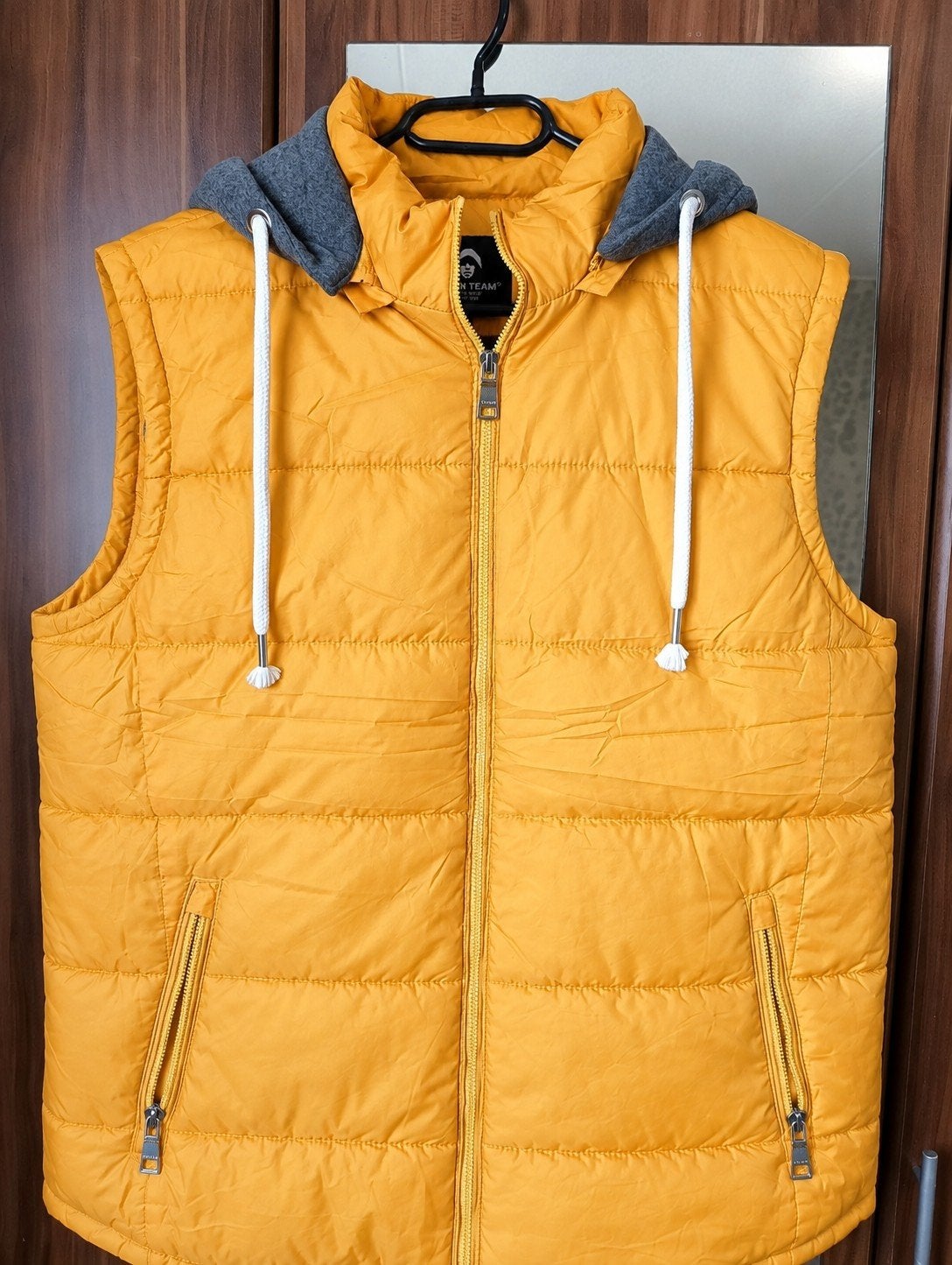 (Jacket) Gele Jas bodywarmer met capuchon - Town Team, Ophalen, Geel, Maat 56/58 (XL), Zo goed als nieuw