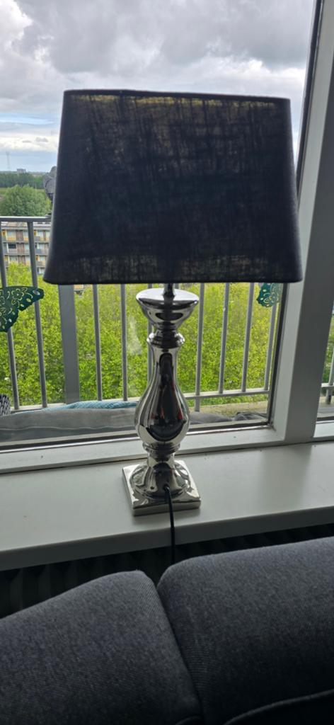 Lamp met zilveren voet en antracietkleurige kap, Ophalen, Modern, Klassiek, 50 tot 75 cm, Zo goed als nieuw