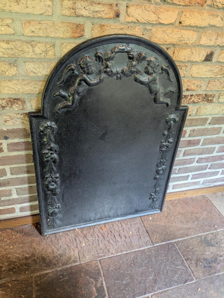 Indrukwekkende Antieke Gietijzeren Haardplaat – Putti, Ophalen of Verzenden