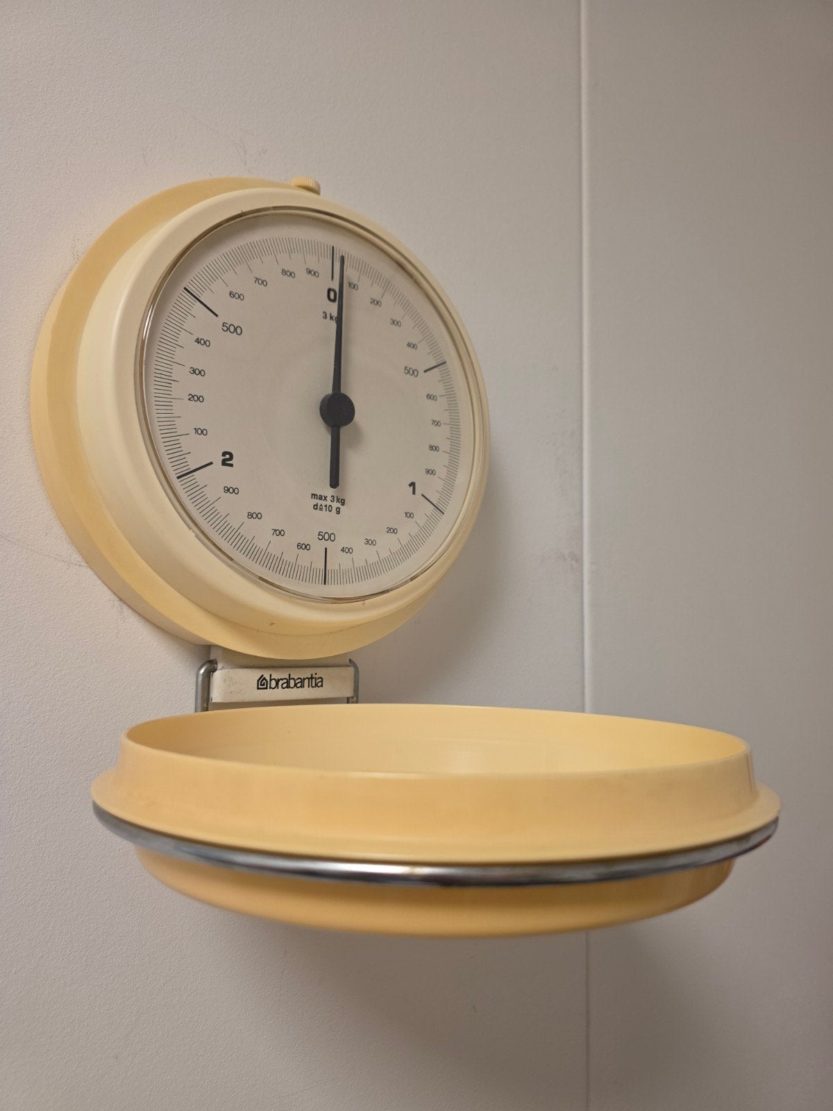 Brabantia vintage keukenweegschaal zachtgeel wandmodel, Verzamelen, Ophalen of Verzenden, Huis en Inrichting