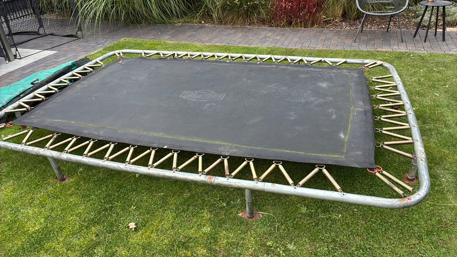 Trampoline recht Berg 330x220cm met beschadigde beschermrand, Ophalen, Gebruikt