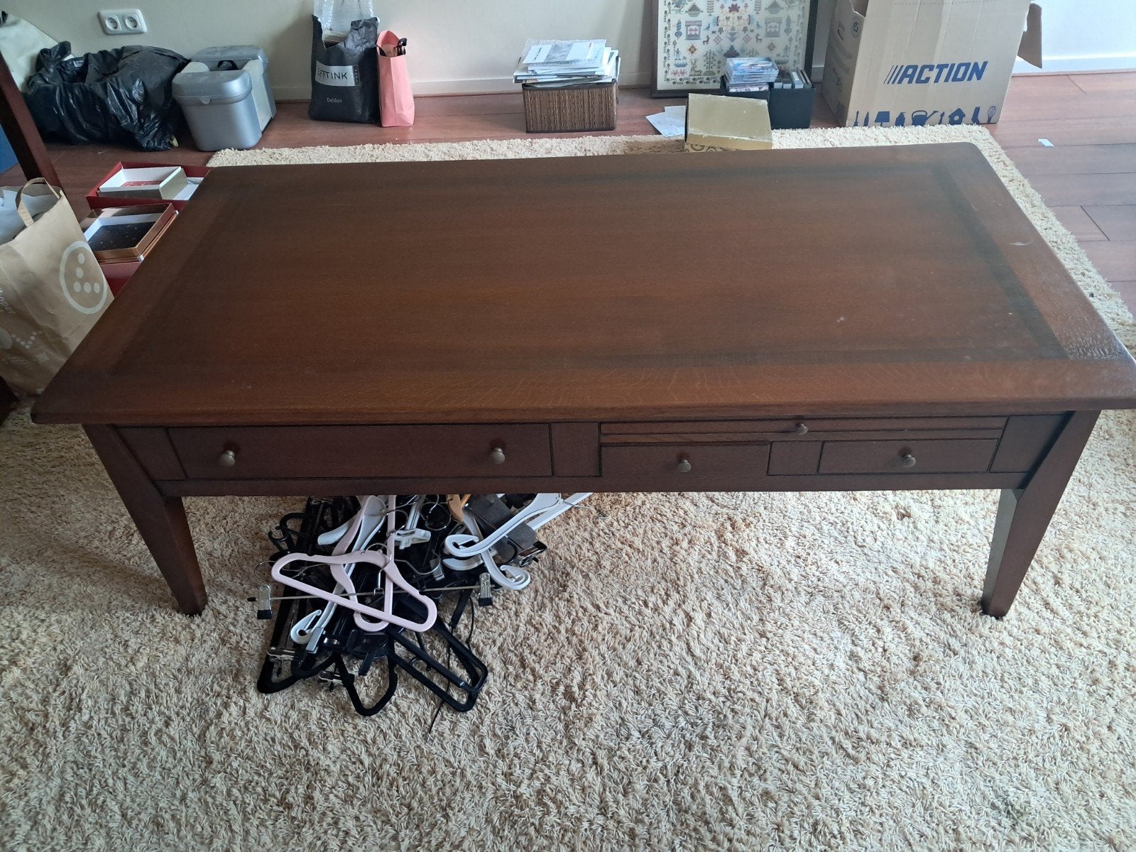 Salontafel van donker hout met lades, Ophalen, 50 – 75, Gebruikt, 100 tot 150 cm