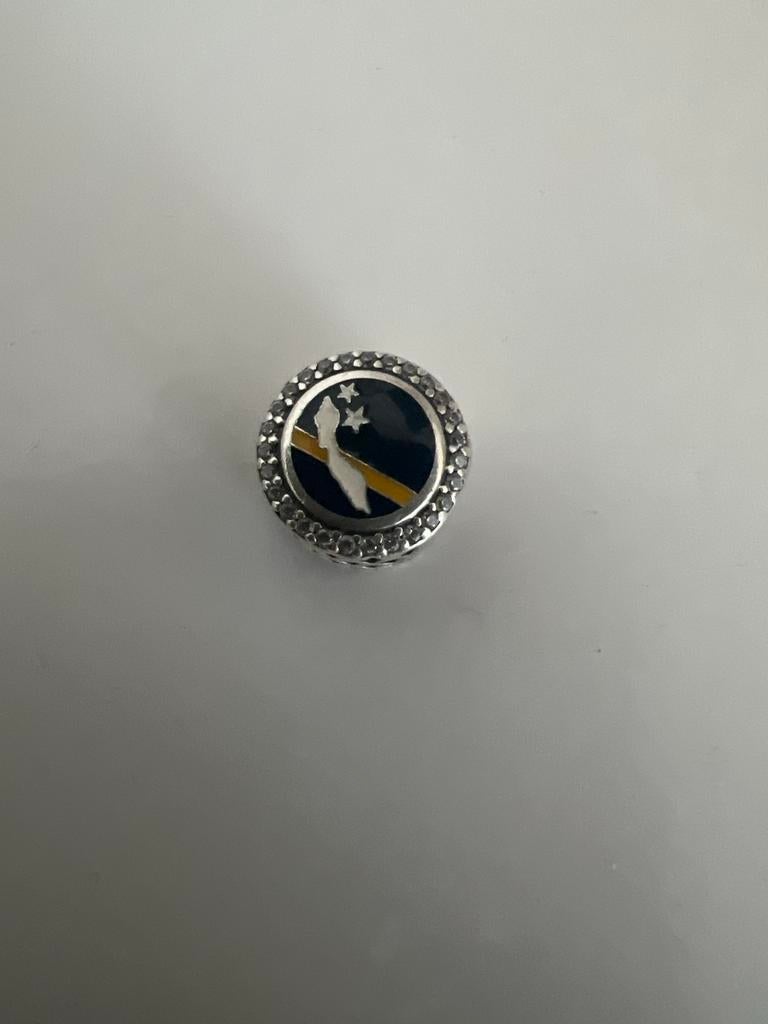Pandora bedel Curaçaose vlag - Zilver met emaille en zirkoni, Sieraden, Tassen en Uiterlijk, Gebruikt, Pandora, Ophalen of Verzenden