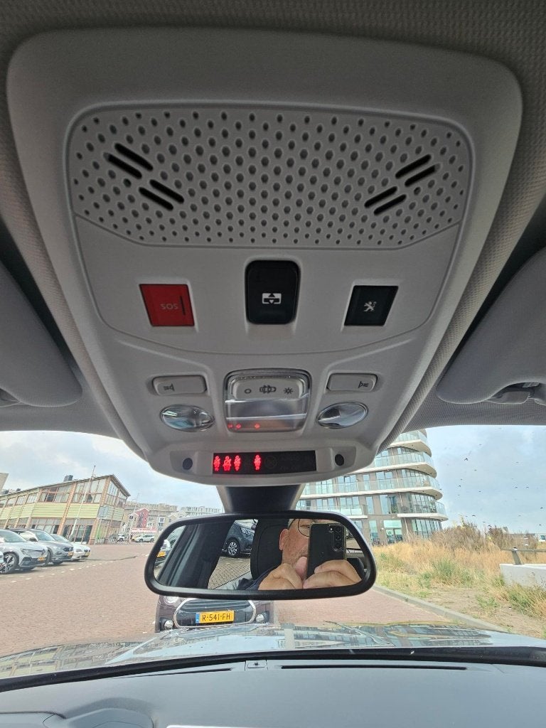 Foto 18 van Peugeot 2008 1.2 Puretech 130pk 2020 Grijs AUT / LEER / PANO