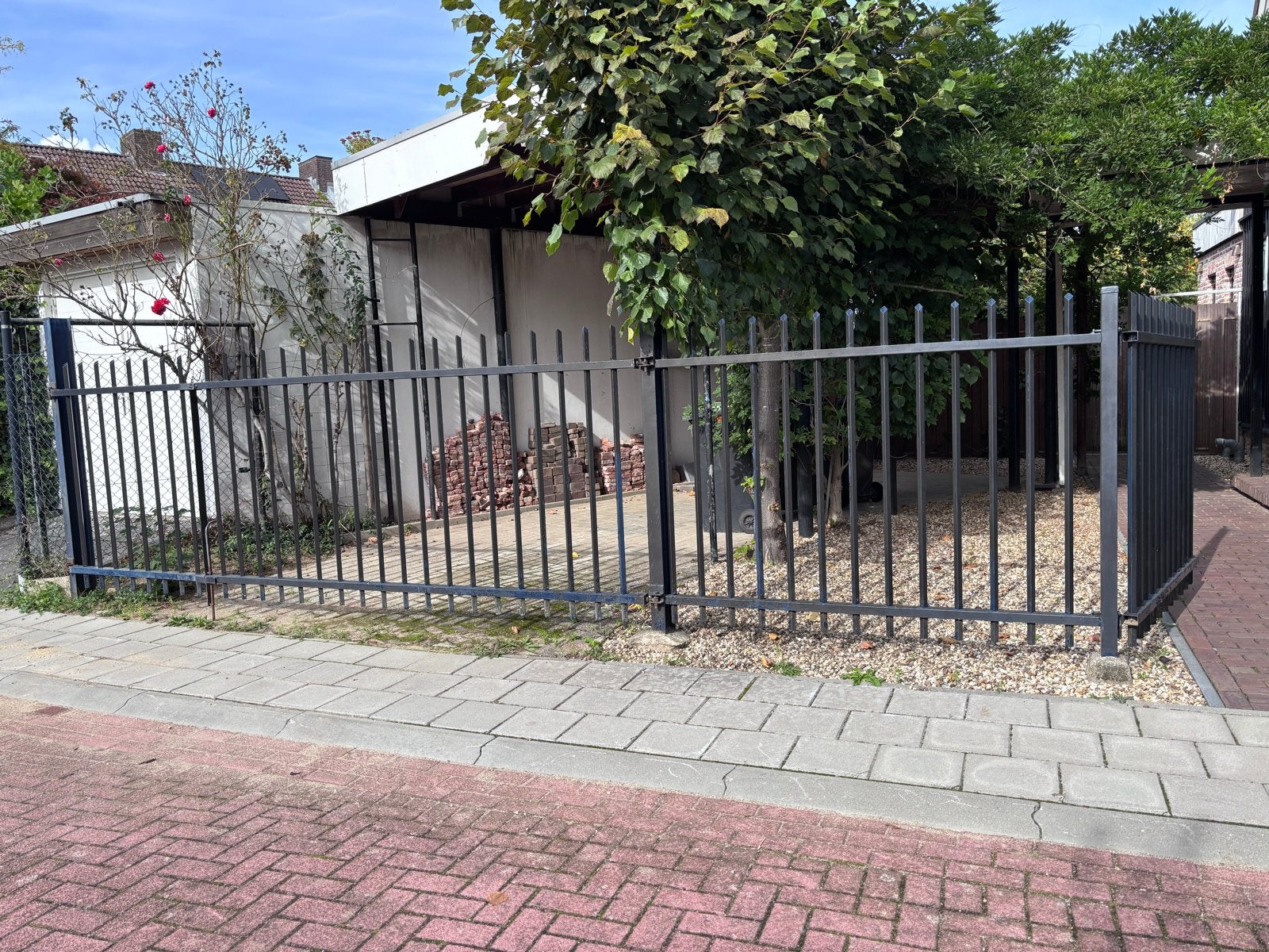 Zwart spijlenhekwerk met poort -, Met poort, Gebruikt, IJzer, Spijlenhekwerk