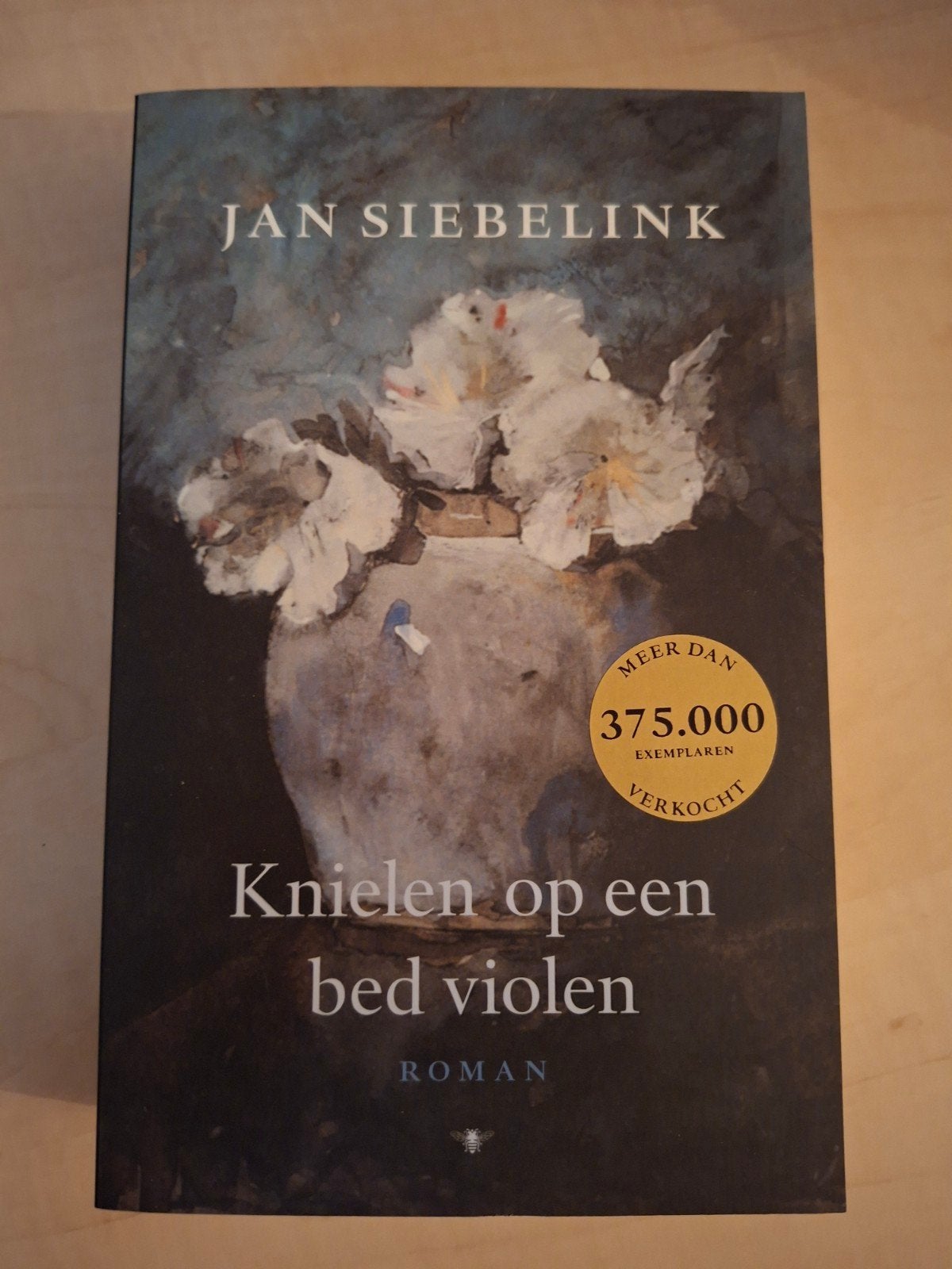 Knielen op een bed violen - Jan Siebelink (Roman), Boeken, Romans, Zo goed als nieuw, Nederland, Ophalen of Verzenden