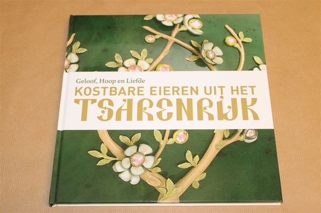 Geloof, Hoop en Liefde. Kostbare eieren uit het Tsarenrijk., Ophalen of Verzenden, Zo goed als nieuw