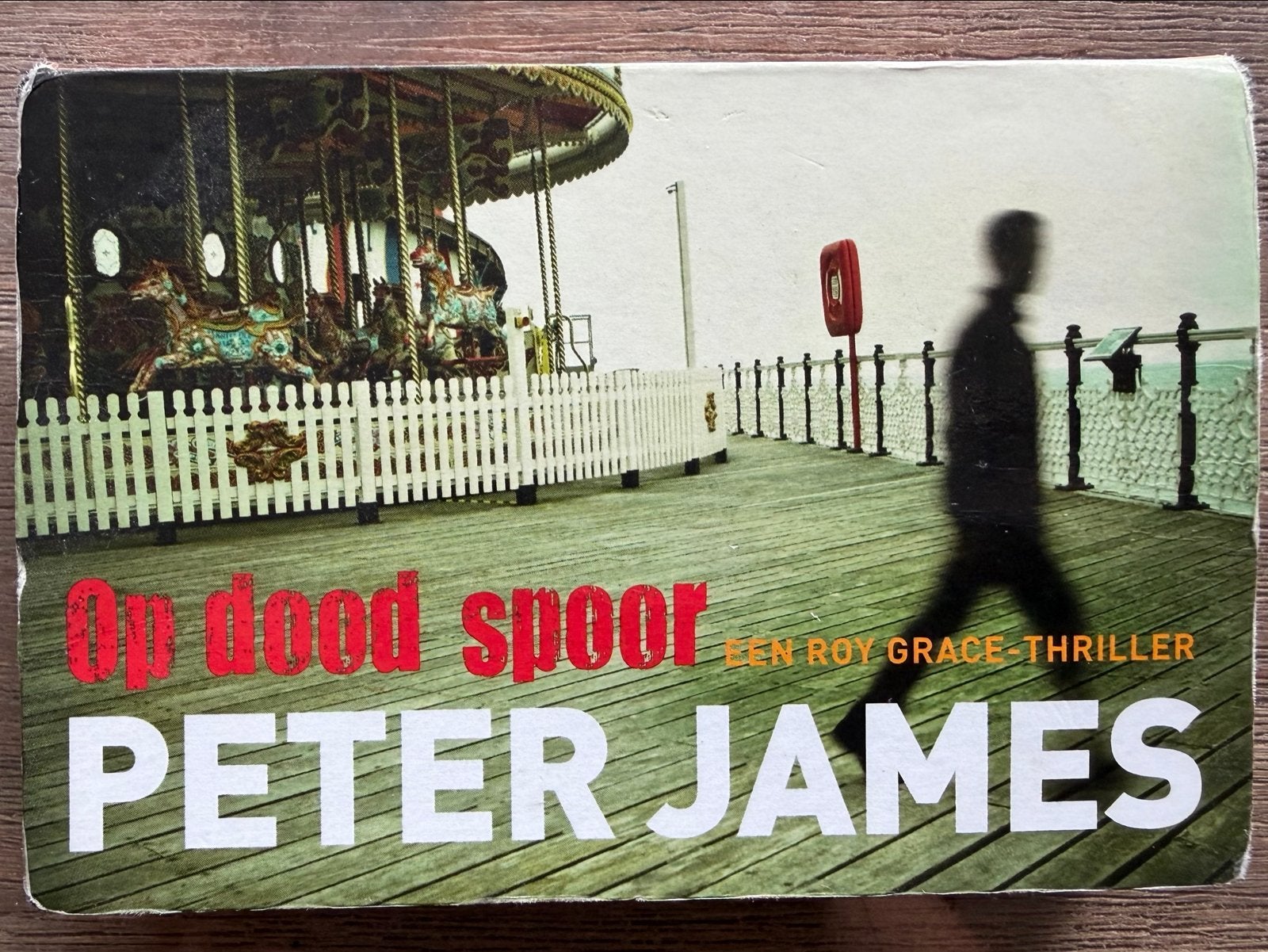 Op dood spoor - Peter James (Dwarsligger 166), Boeken, Thrillers, Gelezen, Nederland, Ophalen of Verzenden