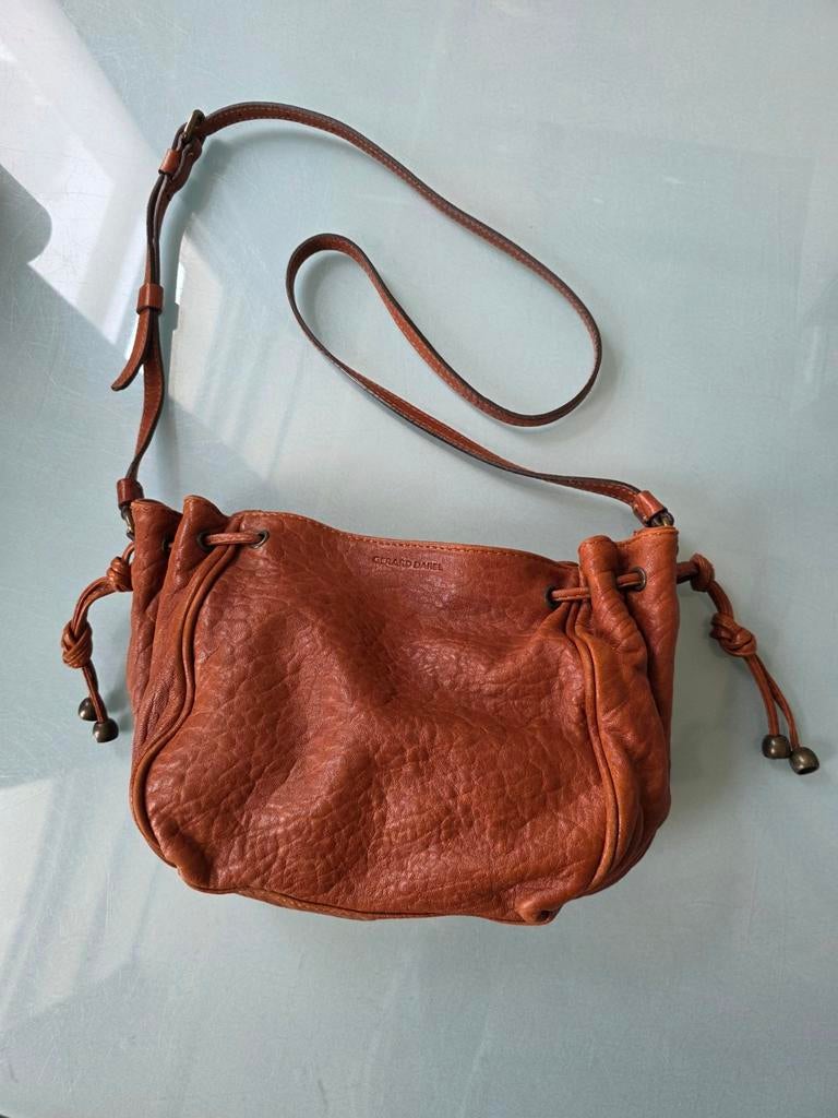 Gerard Darel Crossbody Bucket Bag – Cognac Sheep Leather, Ophalen of Verzenden, Bruin, Schoudertasje