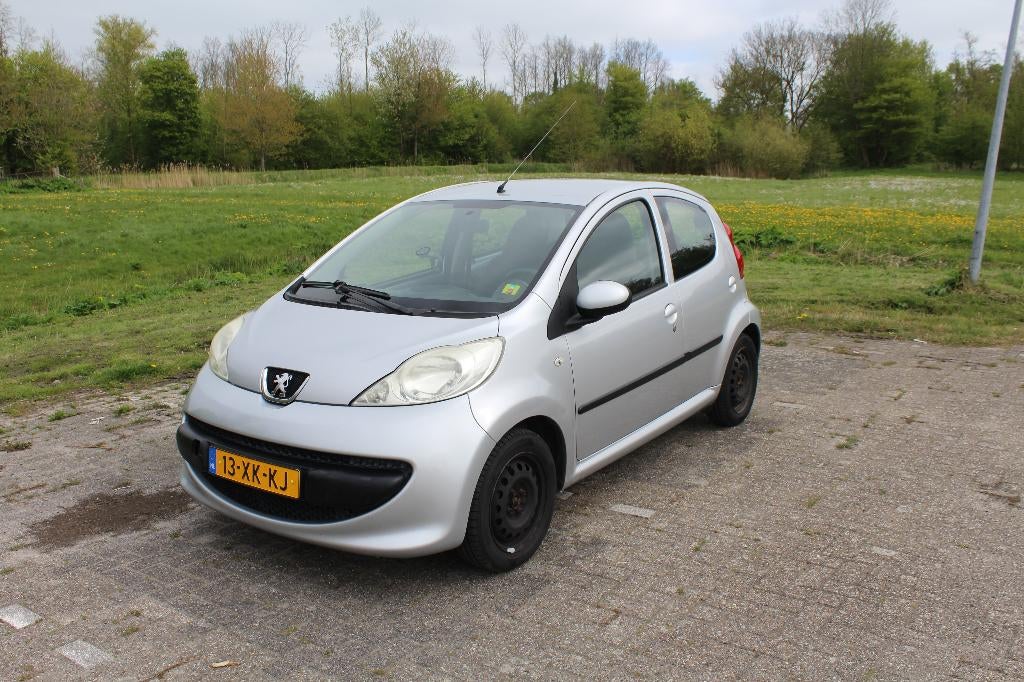 Peugeot 107 1.0 12V 5DR 2007 Grijs, Auto's, Voorwielaandrijving, Stof, 4 stoelen, 68 pk