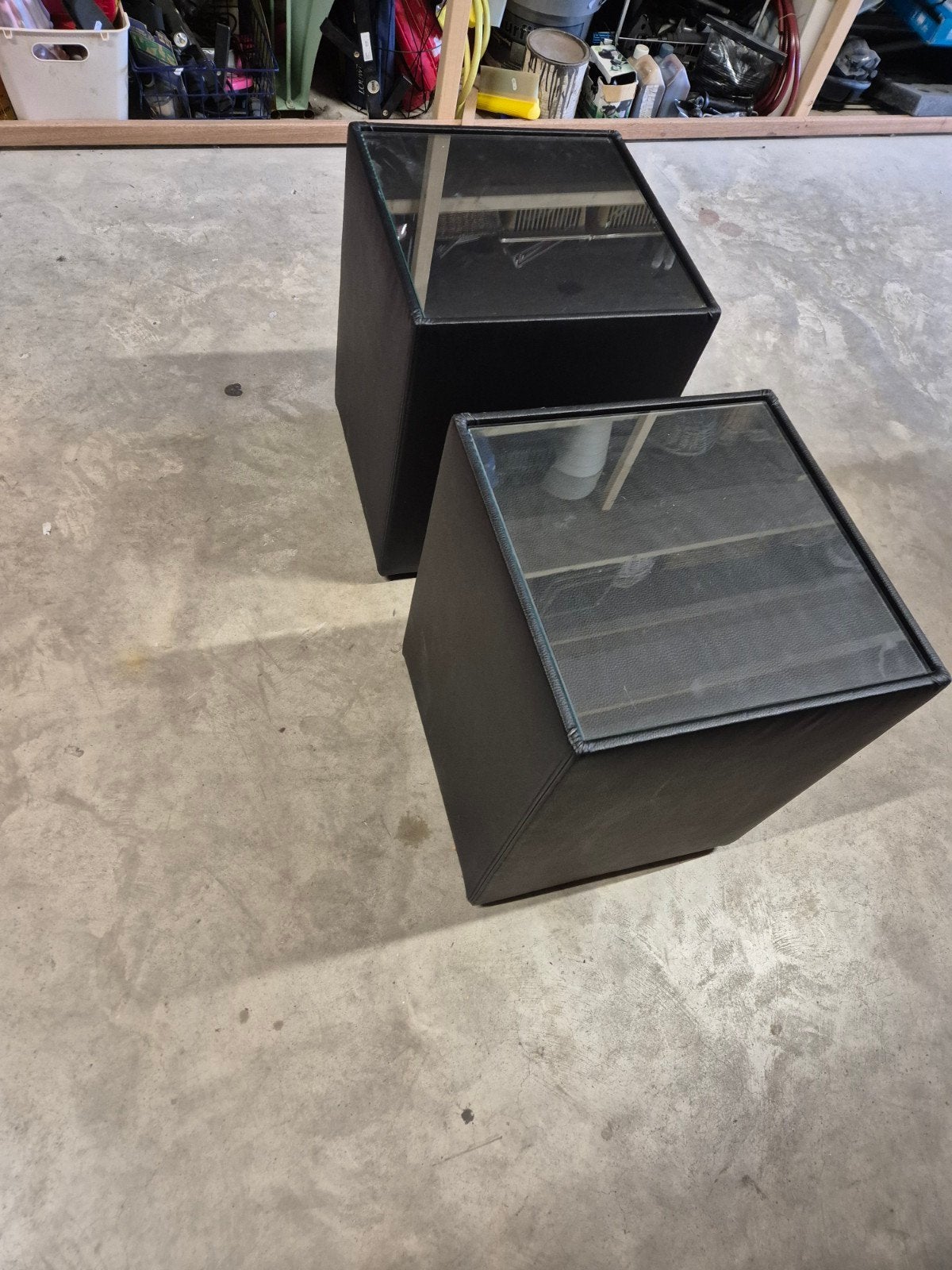2 tafeltjes met glasplaat, Ophalen, Rond, Kunststof