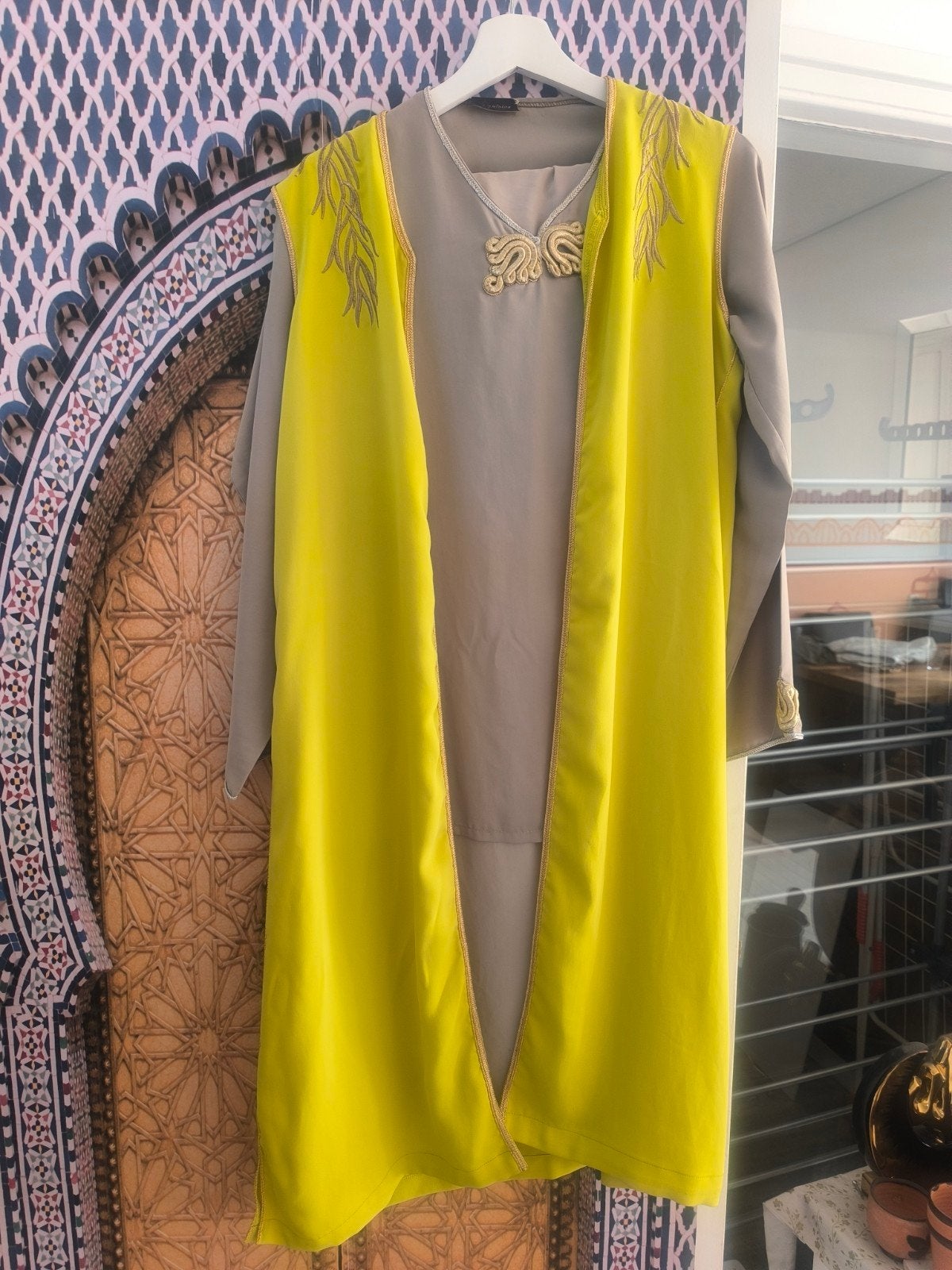 Mooie beige set met gouden details, maat S/M, Kleding | Dames, Onbekend, Ophalen of Verzenden, Gedragen