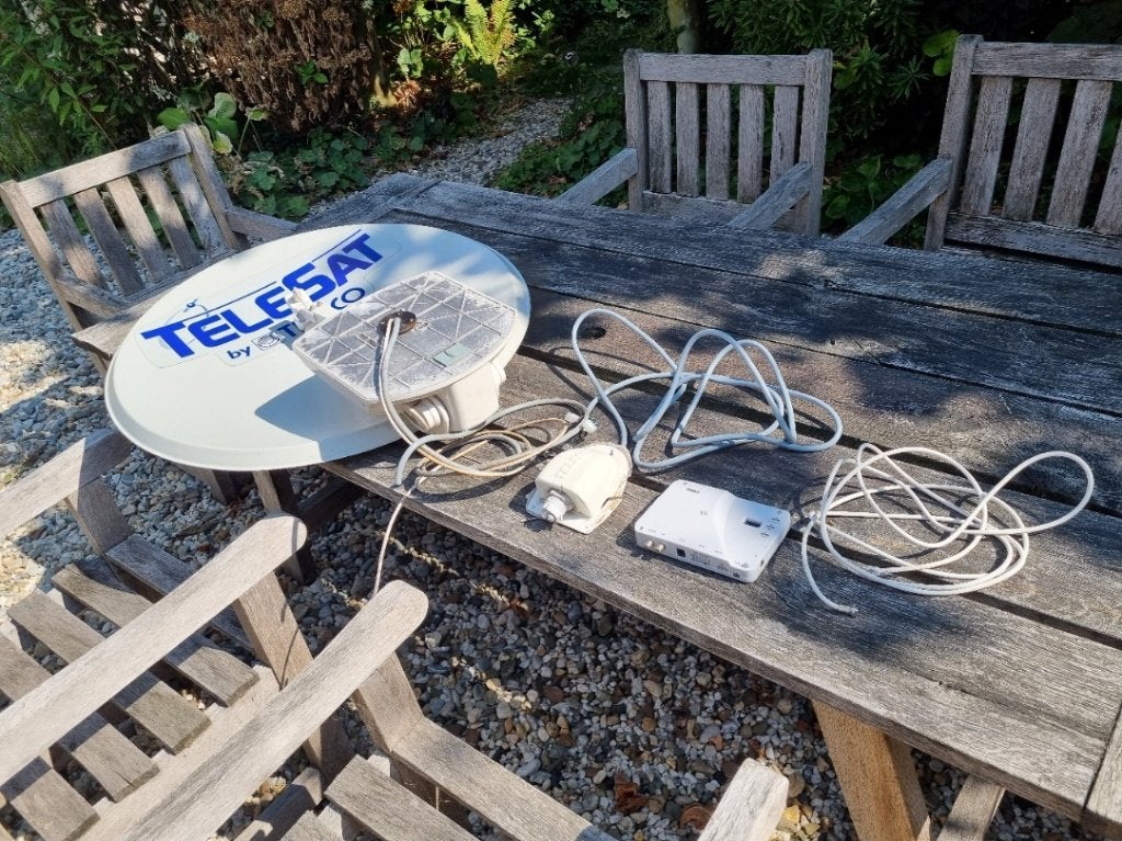 Telesat schotelantenne met accessoires, Ophalen, Gebruikt, (Schotel)antenne, Overige merken