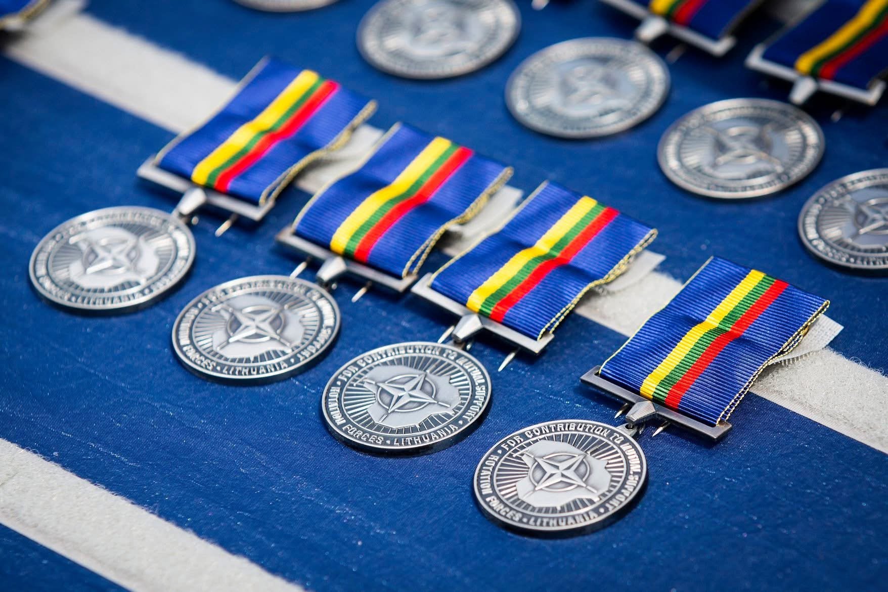 Gezocht: Efp Litouwen medaille, Ophalen of Verzenden, Landmacht, Overige gebieden, Lintje, Medaille of Wings