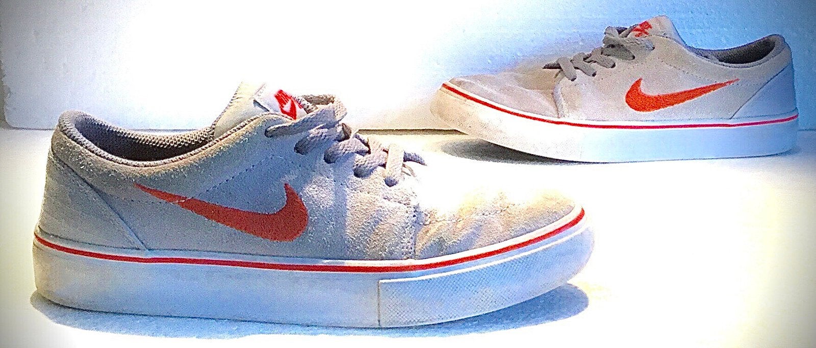 Nike gympen sneakers oranje streep zacht grijs 35,5, Kleding | Dames, Ophalen of Verzenden, Grijs, Sneakers of Gympen, Zo goed als nieuw
