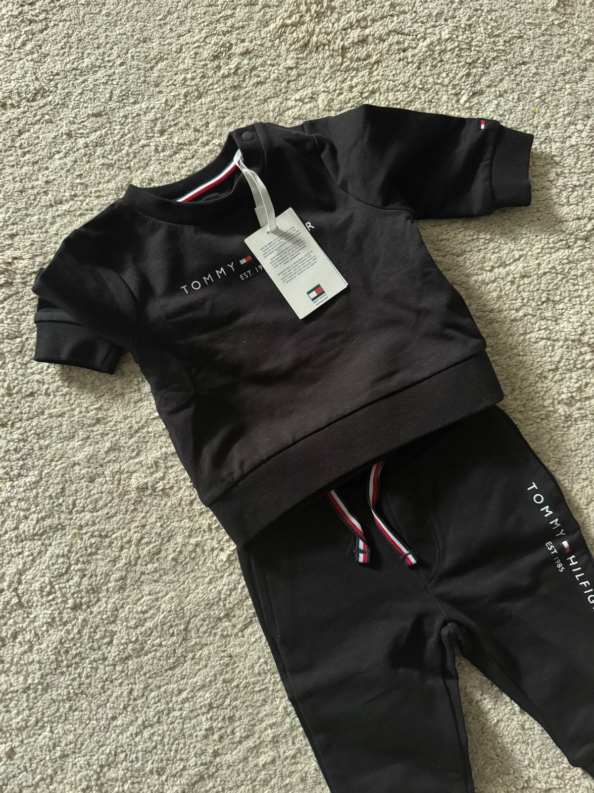 Tommy Hilfiger Baby Trainingspak Zwart - Nieuw met kaartjes, Ophalen of Verzenden, Nieuw, Maat 62