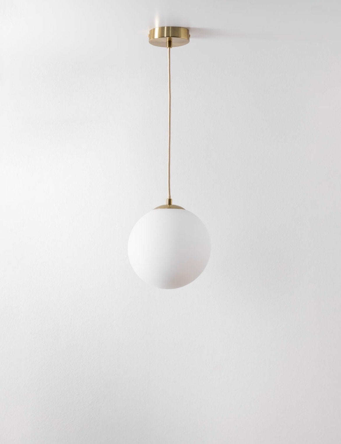 Sklum 19 cm Hanglamp met Melkglas Bol en Gouden Details, Huis en Inrichting, Verzenden, Nieuw, Glas, E27 (groot)