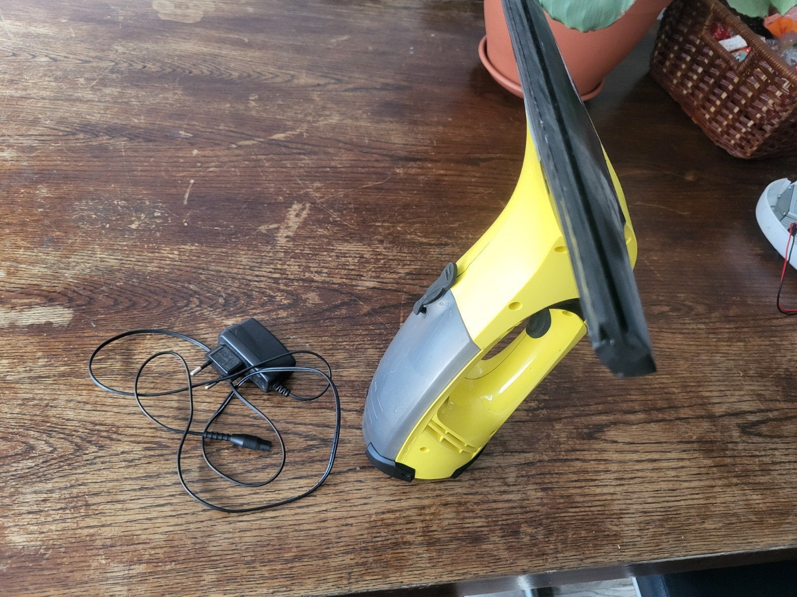Kärcher WV 50 Plus Raamwisser met oplader, Ophalen of Verzenden, Gebruikt, Waterstofzuiger