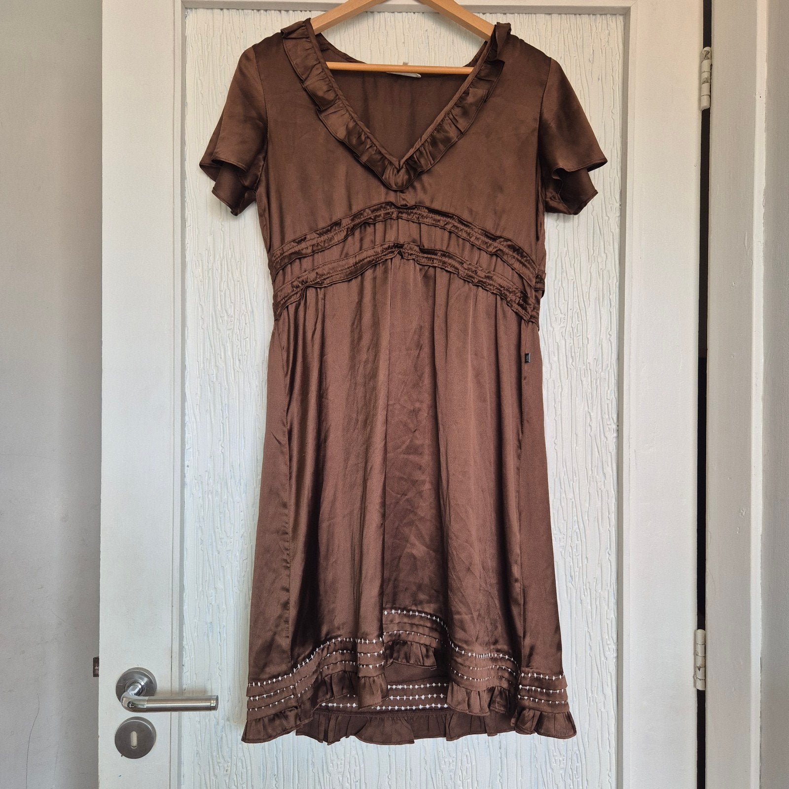 Vintage Dept Y2K Bruin Satijnen Jurk met Ruffles – Maat M, Kleding | Dames, Maat 38/40 (M), Bruin, Ophalen of Verzenden, Zo goed als nieuw