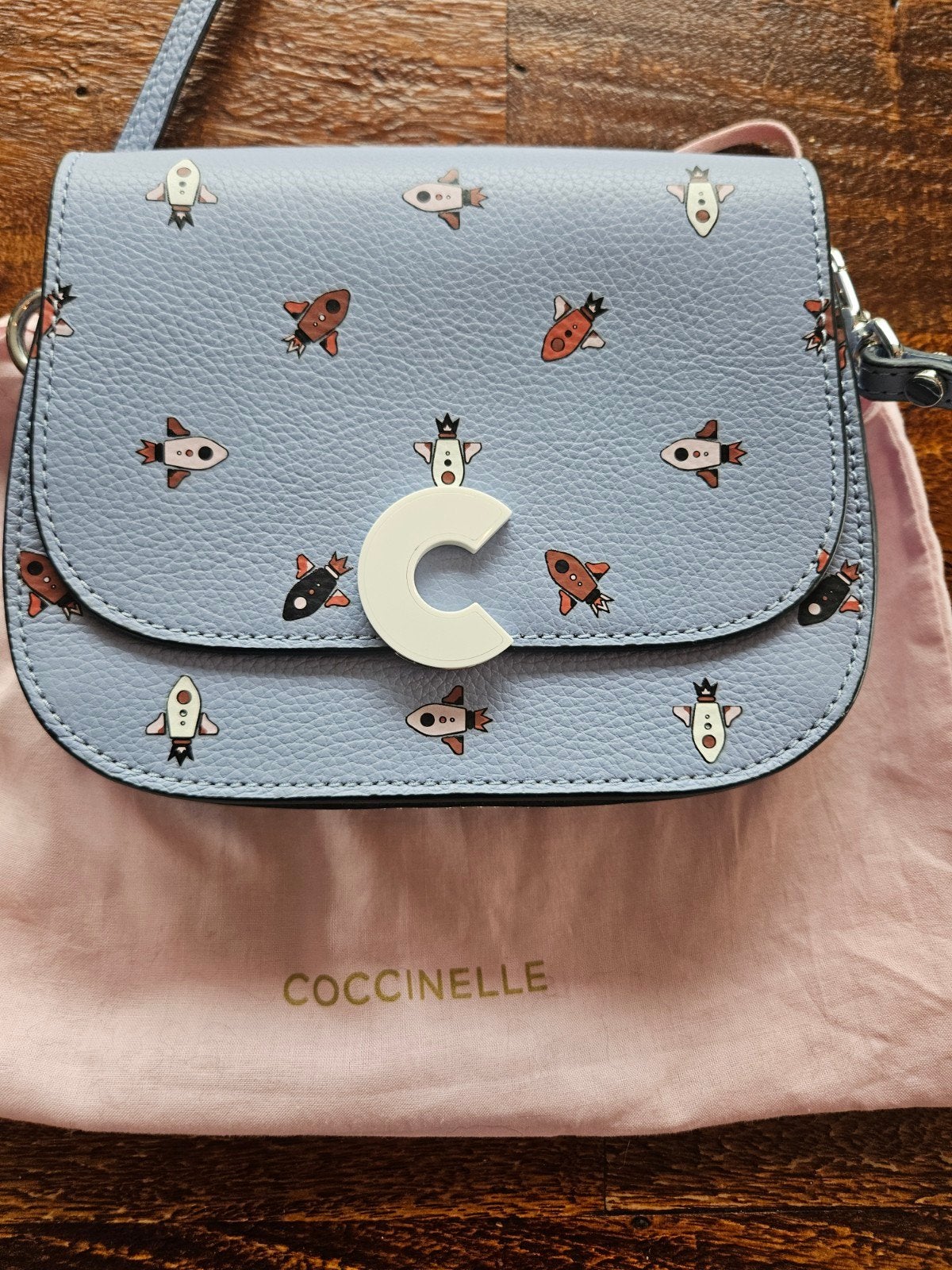 Coccinelle schoudertasje lichtblauw met raketjes, Ophalen of Verzenden, Zo goed als nieuw, Blauw, Schoudertasje