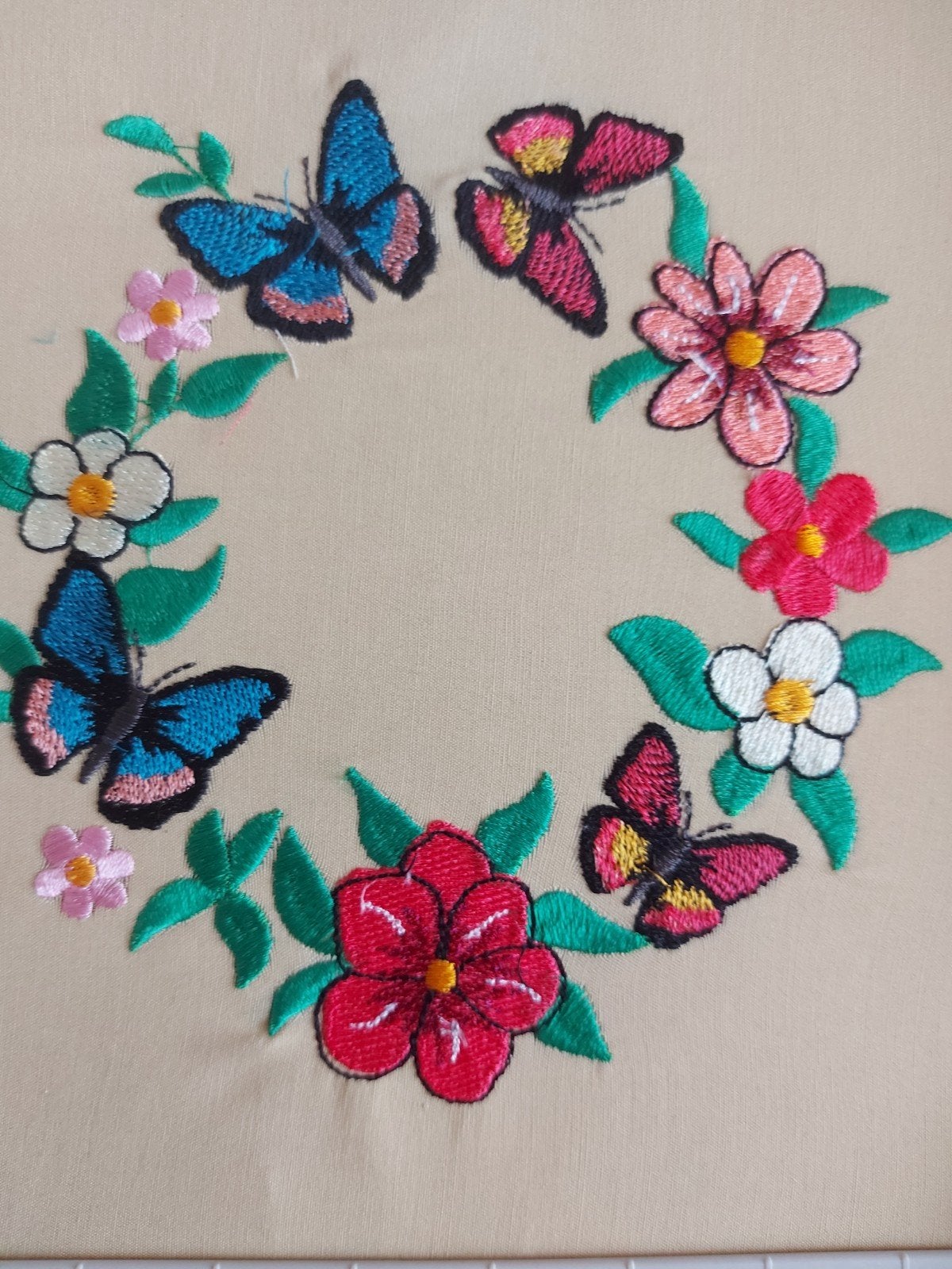 Prachtige cirkel van bloemen en vlinders, zorgvuldig gebordu, 120 cm of meer, Nieuw, Ophalen of Verzenden, Katoen