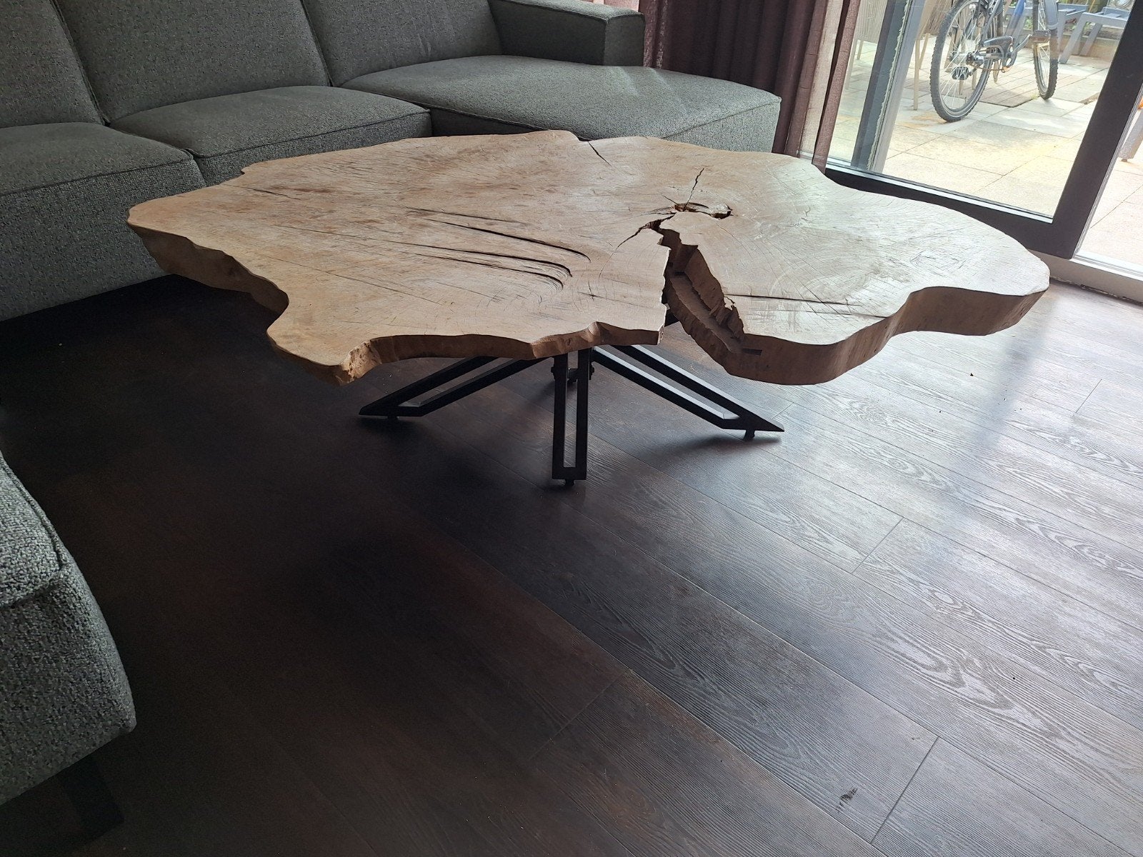 Unieke salontafel van massief hout met metalen onderstel, 50 – 75, 100 tot 150 cm, Rustiek, Industrieel, Modern, Zo goed als nieuw