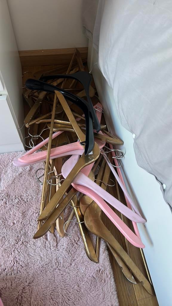 GRATIS kledinghangers, Kleding | Dames, Kledinghangers, Ophalen of Verzenden, Zo goed als nieuw, Hout, Kinderen en Volwassenen
