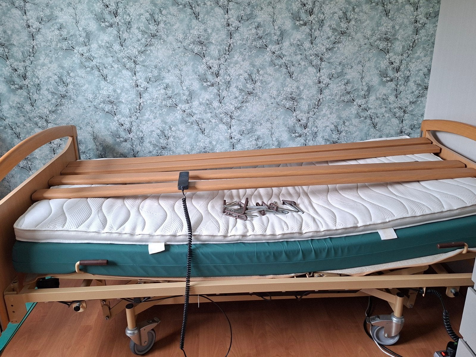 Verstelbaar ziekenhuisbed met matras, Ophalen, 90 cm, Eenpersoons, Bruin