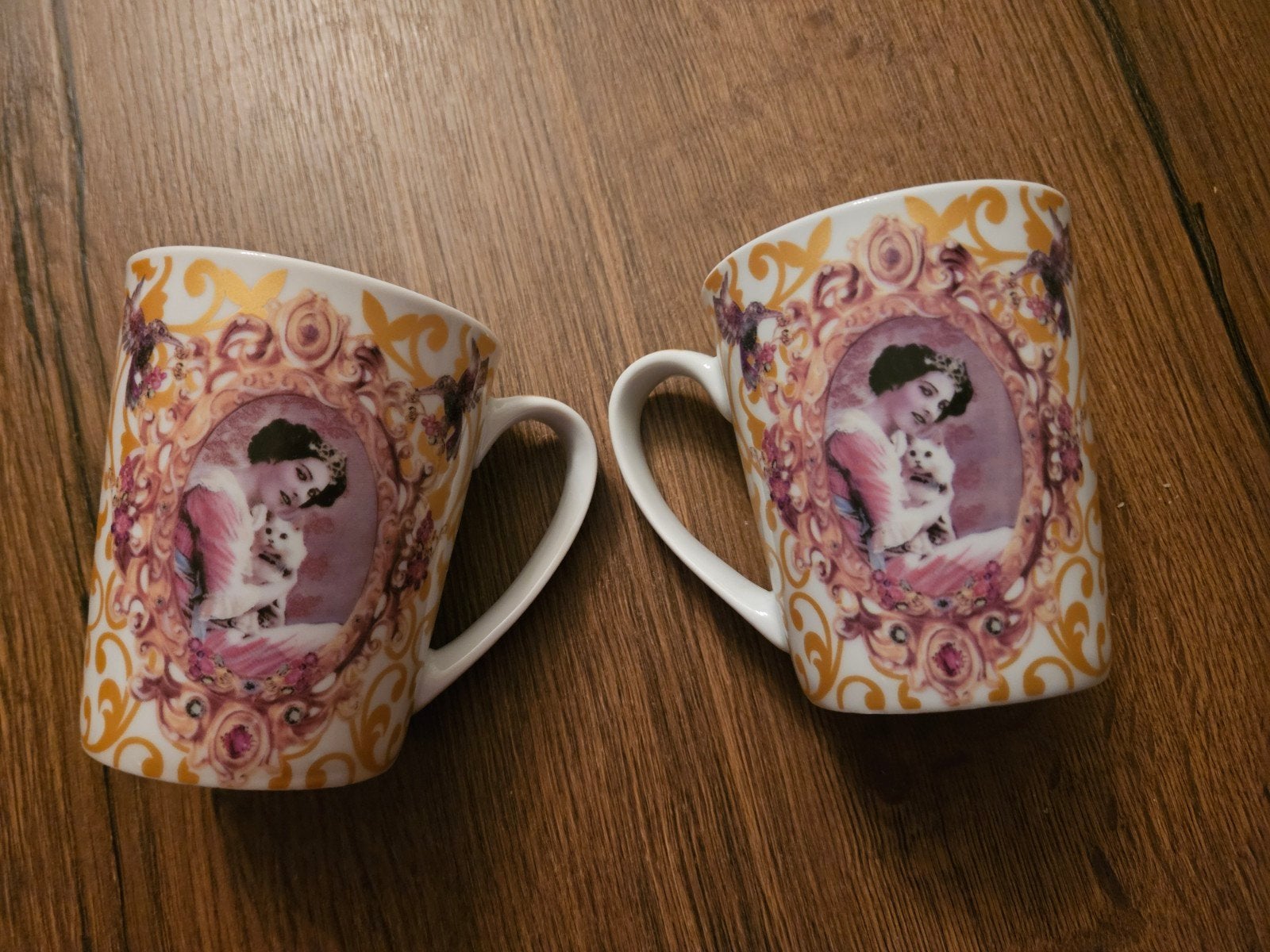 Set van 2 PPD porseleinen mokken met barok design, Huis en Inrichting, Overige typen, Ophalen of Verzenden, Zo goed als nieuw