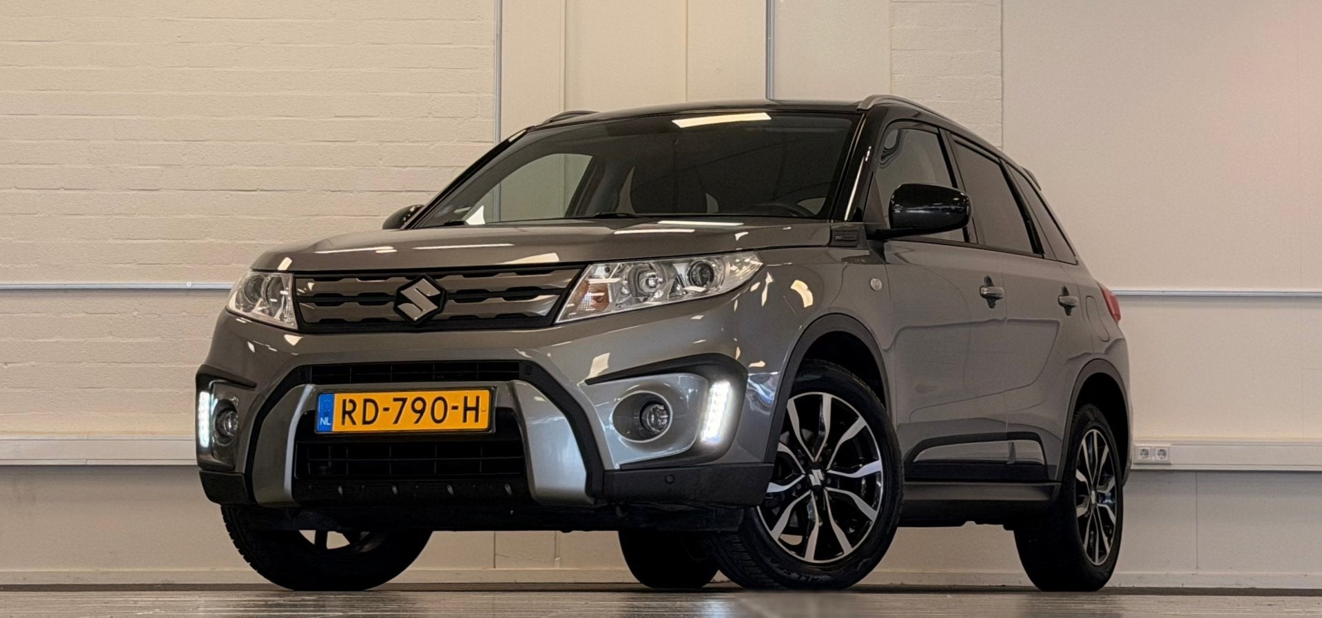 Suzuki Vitara 1.6i Rhino Automaat Camera Navi Trekhaak Mooi!, Auto's, Stof, Gebruikt, 4 cilinders, 1095 kg