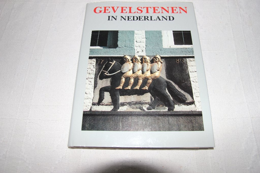 gevelstenen in Nederland., Ophalen of Verzenden, Gelezen