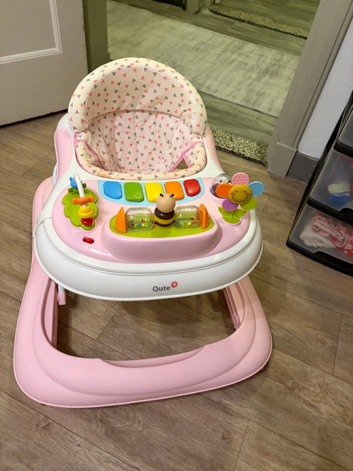 Roze baby loopstoel met speelgoed en muziek, Ophalen of Verzenden, Gebruikt, Overige typen, Met geluid