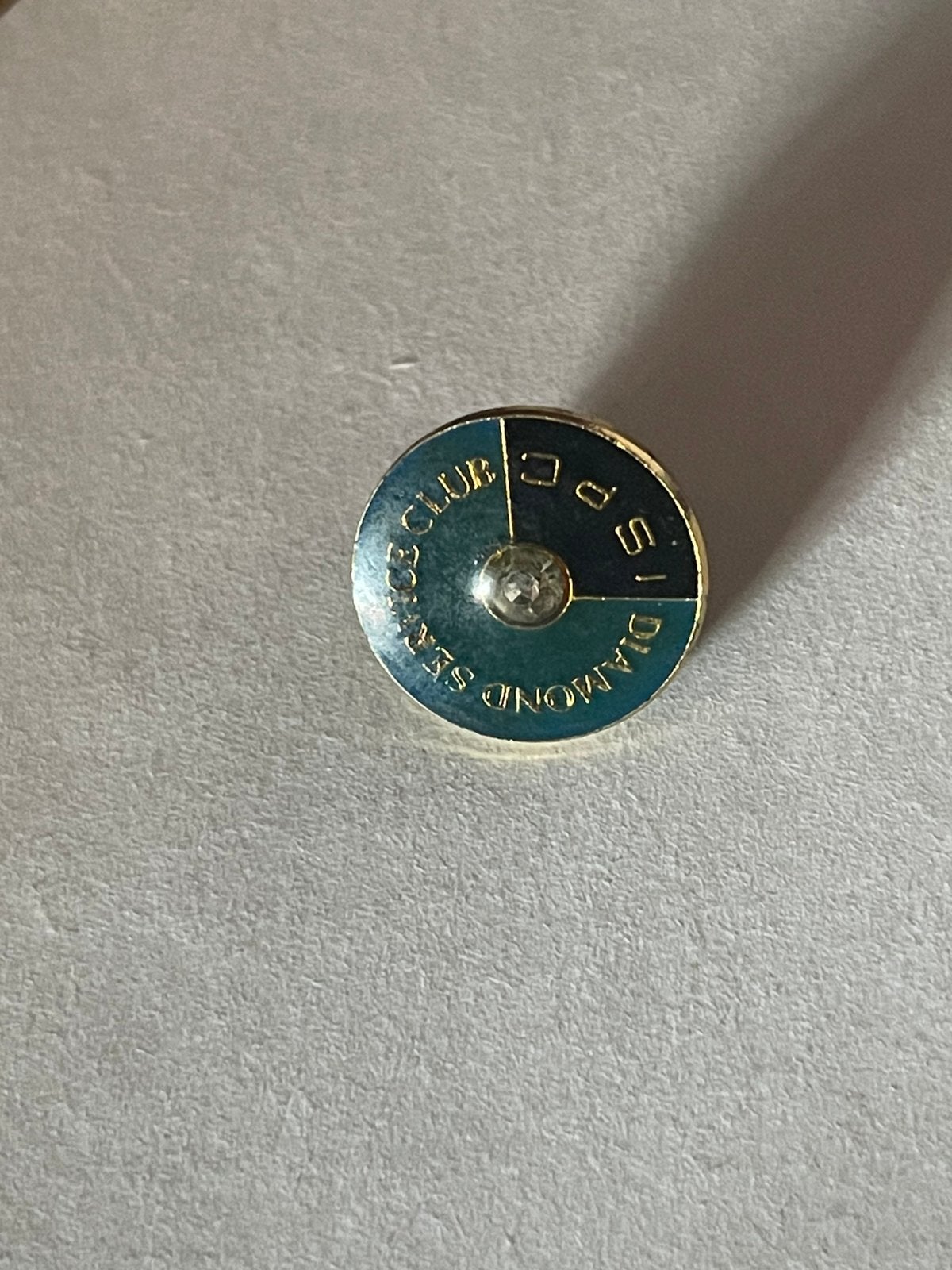 Diamond club pin, Ophalen
