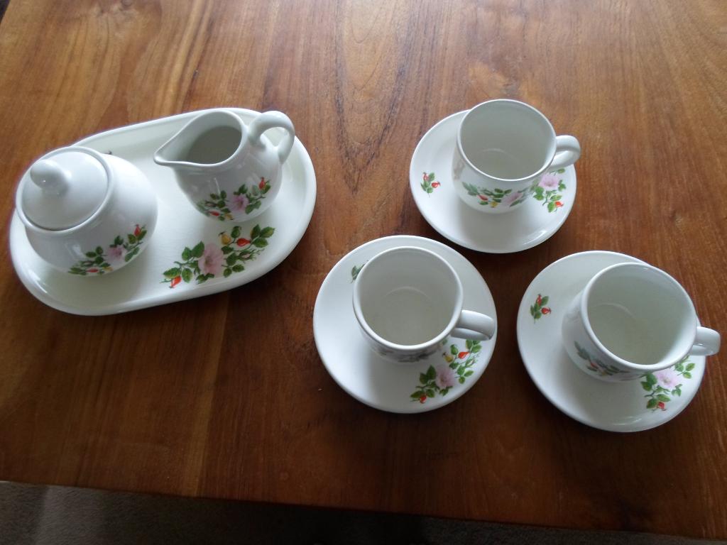 Kop  en   schotels.     Suikerpot  en  melkkannetje., Ophalen of Verzenden, Zo goed als nieuw, Overige stijlen, Kop(pen) en/of Schotel(s)