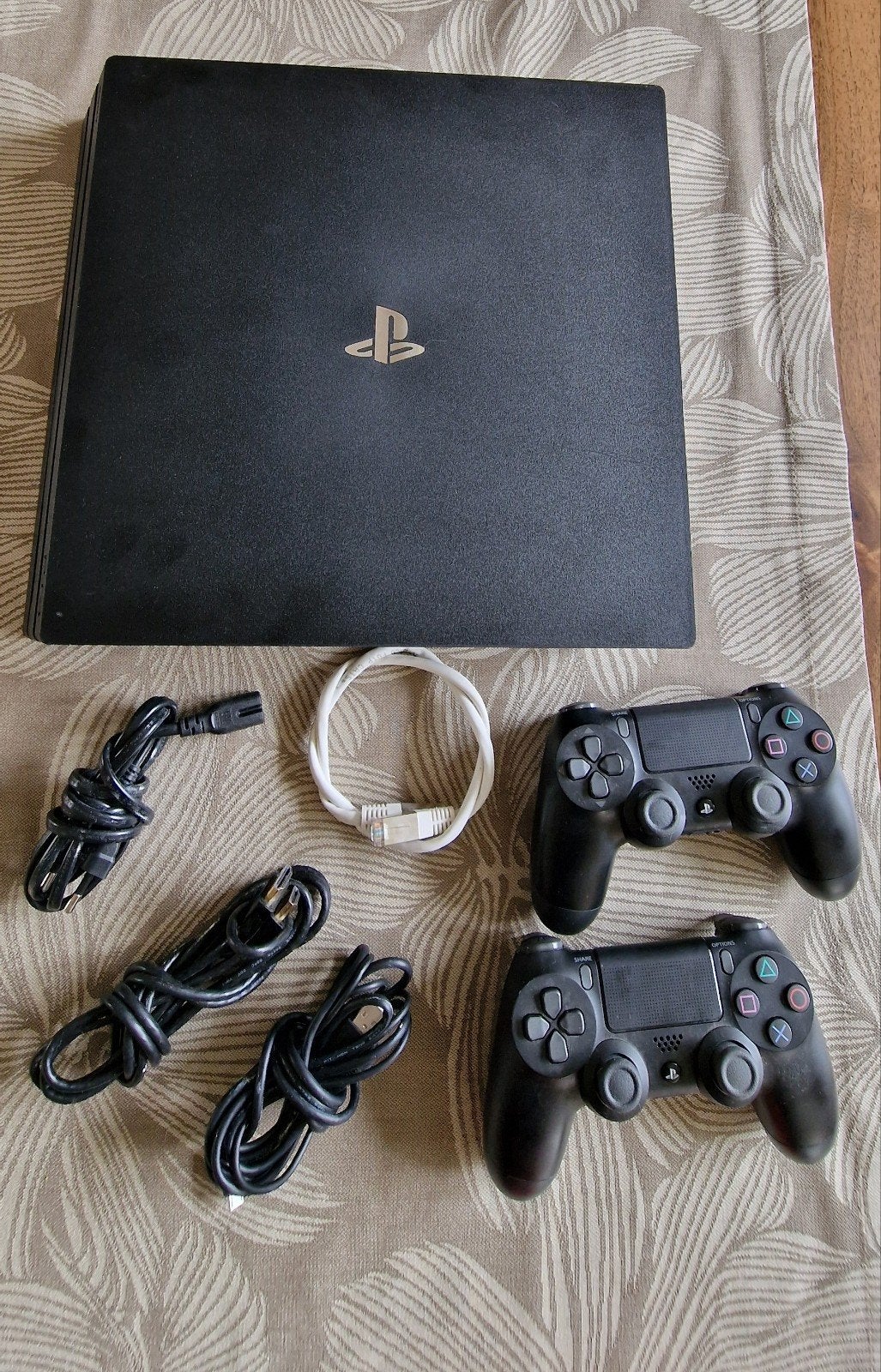 Sony PlayStation 4  pro met 2 controllers en kabels, Spelcomputers en Games, Spelcomputers | Sony PlayStation 4, Ophalen, Met 2 controllers