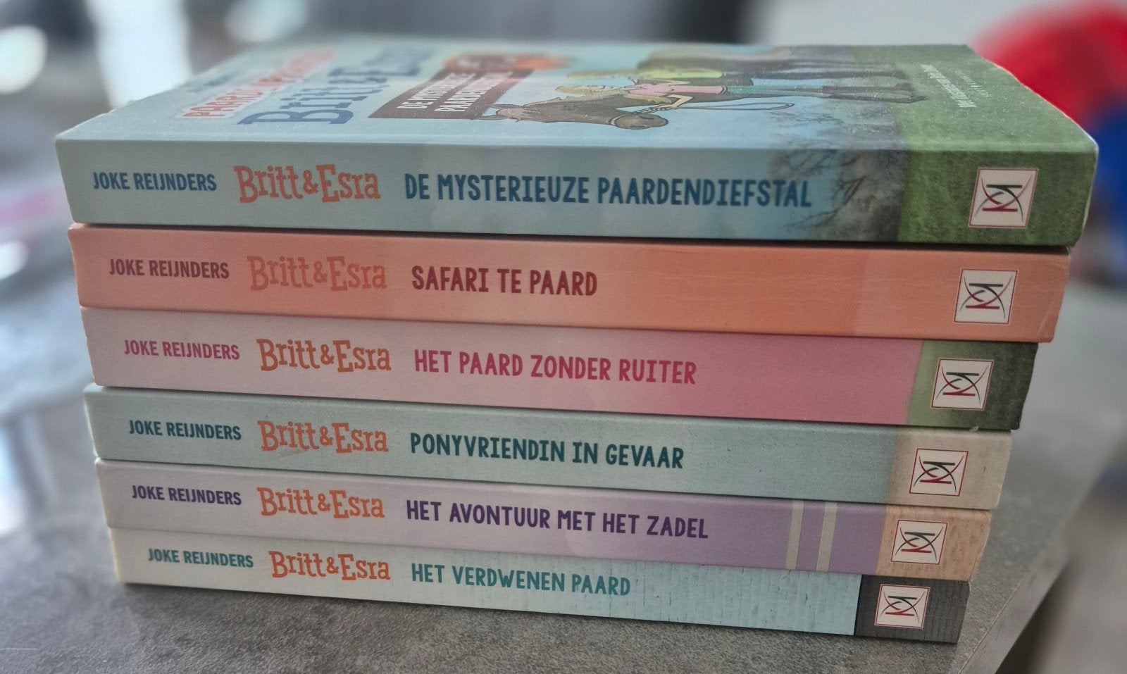 Britt & Esra - Paardenpraat TV, Ophalen of Verzenden, Zo goed als nieuw, Joke Reijnders