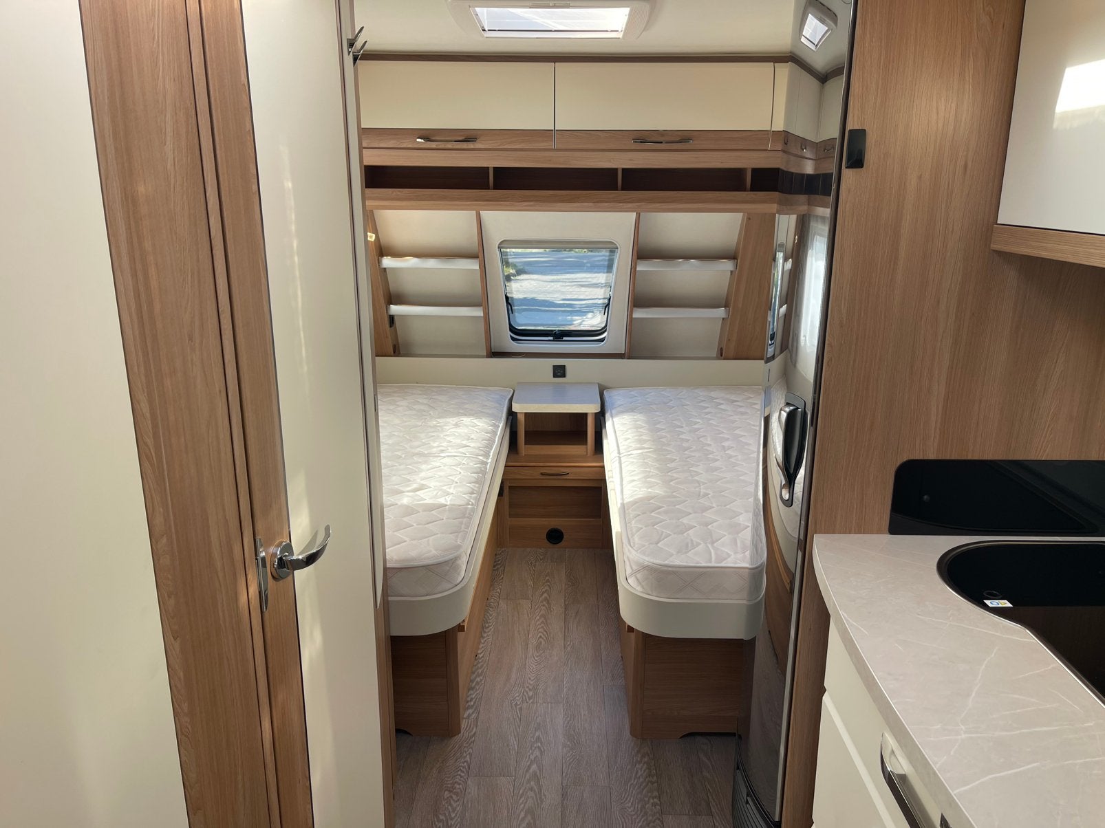 Foto 11 van Hobby 495 UL uit 2019 | 2 bedden | Mover | Luifel | Voortent