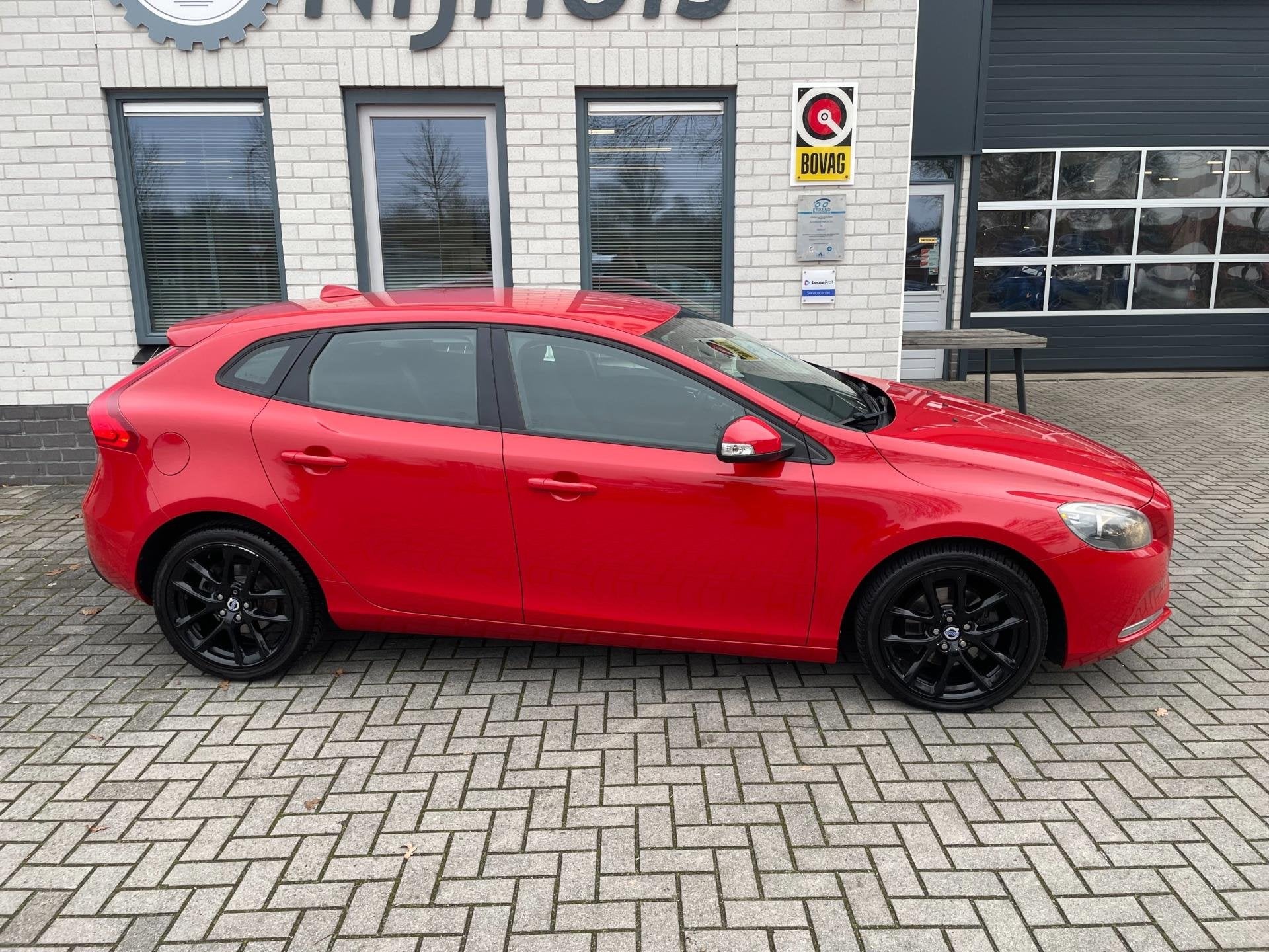 Volvo V40 1.6 D2 Momentum / Trekhaak / Cruise Controle / Air, Voorwielaandrijving, Stof, Gebruikt, Zwart