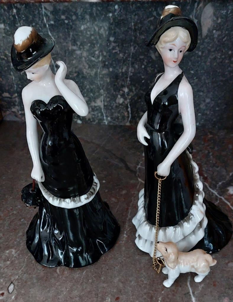 Vintage porseleinen beelden van dames met hondje en parasol, Ophalen of Verzenden, Zo goed als nieuw, Mens