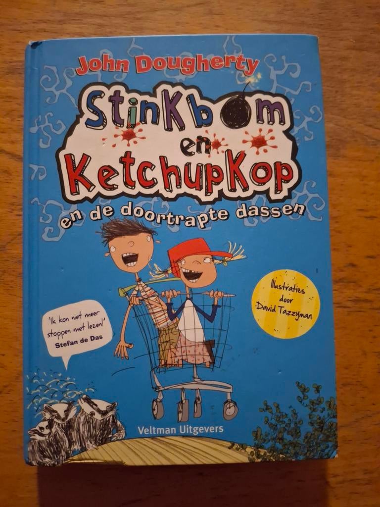 Stinkbom en Ketchupkop en de doortrapte dassen, Ophalen of Verzenden, Zo goed als nieuw, John Dougherty, Fictie algemeen