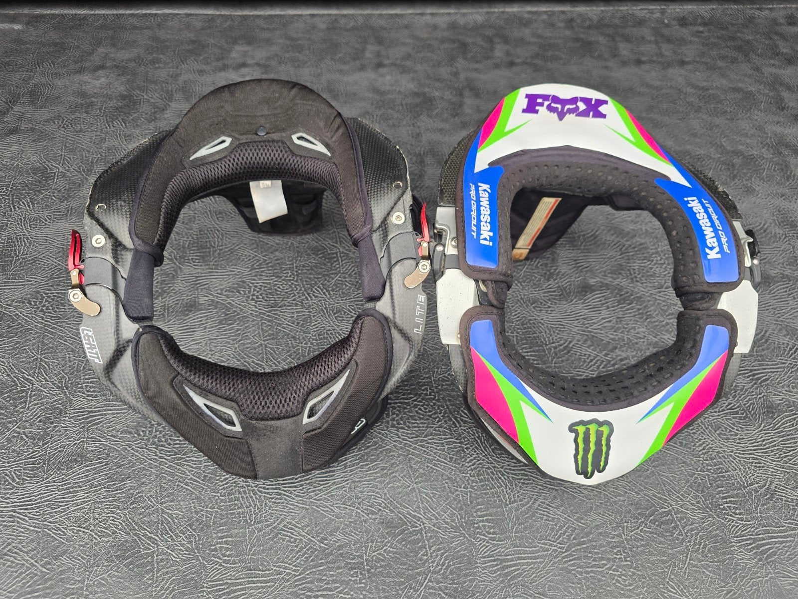 2x Leatt neck brace carbon S/M, Ophalen of Verzenden