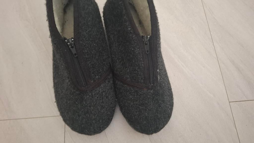 Comfortabele grijze pantoffels met rits, Kleding | Dames, Ophalen of Verzenden, Onbekend, Gedragen, Pantoffels of Sloffen