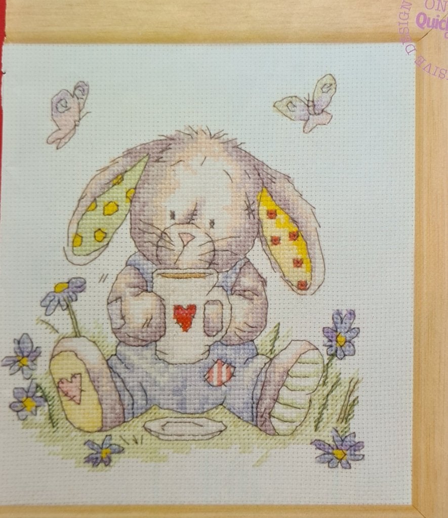 Somebunny konijn met mok in tuin met vlinders borduurpatroon, Ophalen, Nieuw, Handborduren, Patroon