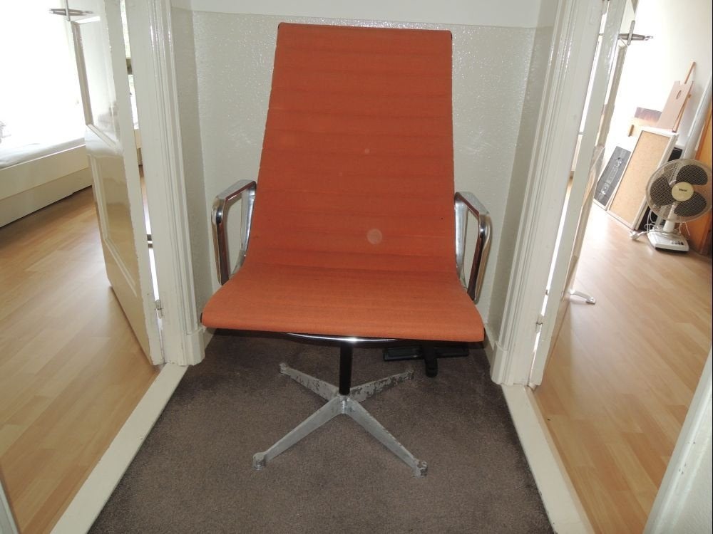 Eames fauteuil EA116 Herman Miller oranje, Huis en Inrichting, Stoelen, Ophalen, Gebruikt, Overige kleuren, Stof