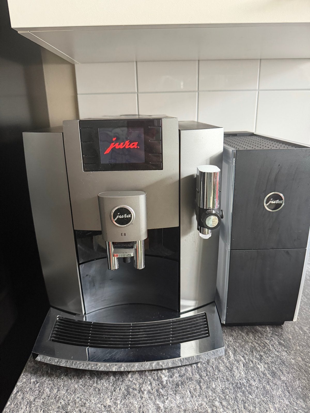 Jura E8 koffiemachine met warmtehouder kopjes, Afneembaar waterreservoir, 10 kopjes of meer, Koffiemachine, Zo goed als nieuw
