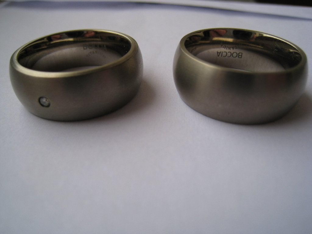 RINGEN 2X ; TITANIUM  / 1 MET BRILJANTJE  / NIEUW BOCCIA, Overige materialen, 20 of groter, Verzenden, Nieuw